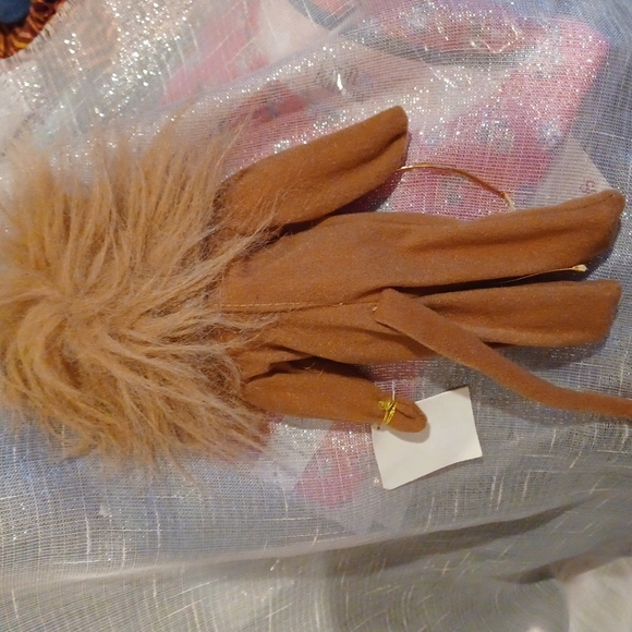 Wizard of Oz Camille Limited Edition Doll, Cowardly Lion - Picture 2 of 4